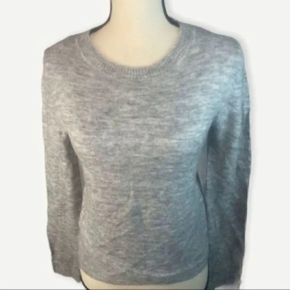 Elodie Gray Crew Neck Lightweight Sweater Large NWT